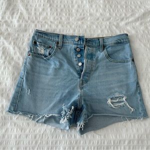Levi’s rib cage short in a size 28